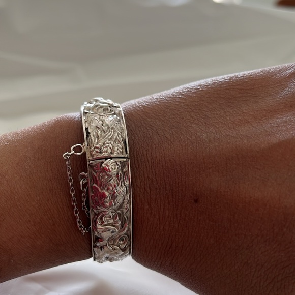 Vintage Sterling Silver tested embossed hinged bangle. - Picture 6 of 7